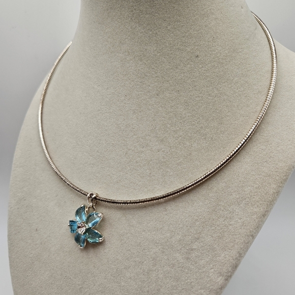 VINTAGE Avon Silver Tone Blue Rhinestone Flower Pendant Choker Necklace Signed - Picture 4 of 7